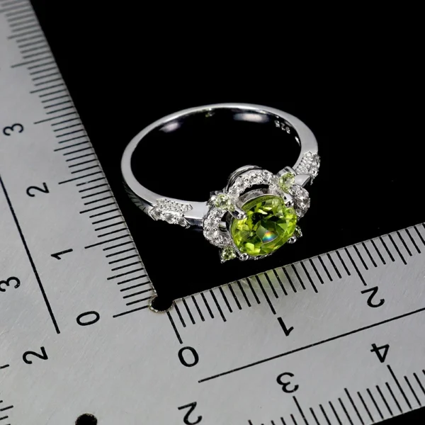 Ezüst gyűrű peridottal, 7 mm, kerek, fehér topázokkal 57-es méret - Image 3