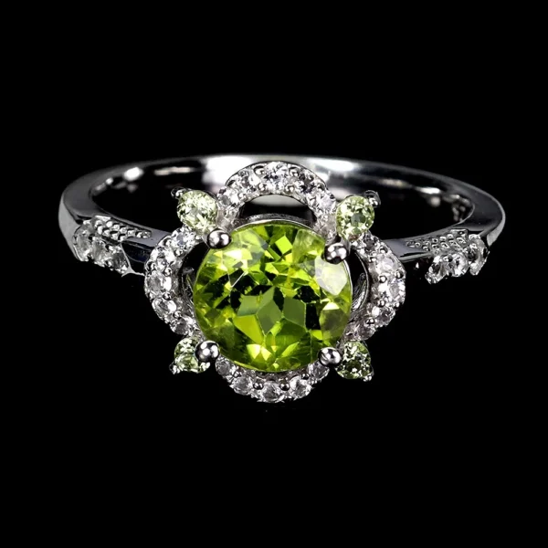 Ezüst gyűrű peridottal, 7 mm, kerek, fehér topázokkal 57-es méret