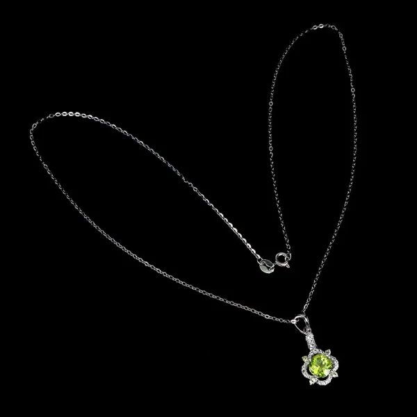 Ezüst medál peridottal, 7 mm-es kerek briliáns, fehér topázokkal, lánccal - Image 2