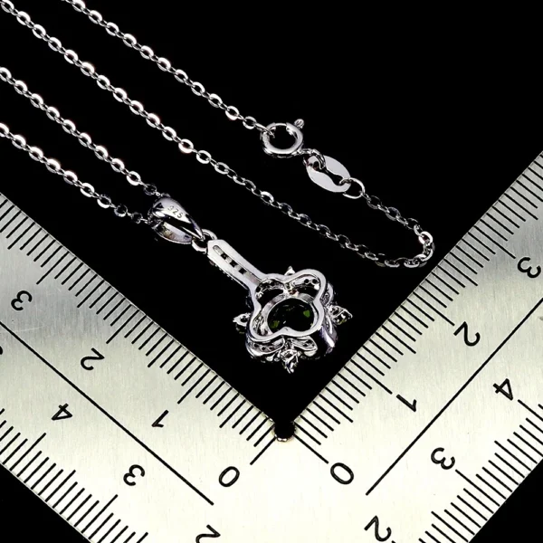 Ezüst medál peridottal, 7 mm-es kerek briliáns, fehér topázokkal, lánccal - Image 3