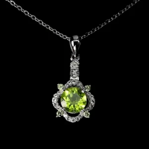 Ezüst medál peridottal, 7 mm-es kerek briliáns, fehér topázokkal, lánccal