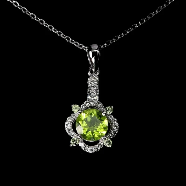Ezüst medál peridottal, 7 mm-es kerek briliáns, fehér topázokkal, lánccal