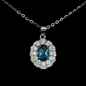 Ezüst medál topázzal london blue színű és lánccal