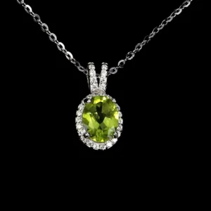 Ezüst medál peridottal, lánccal