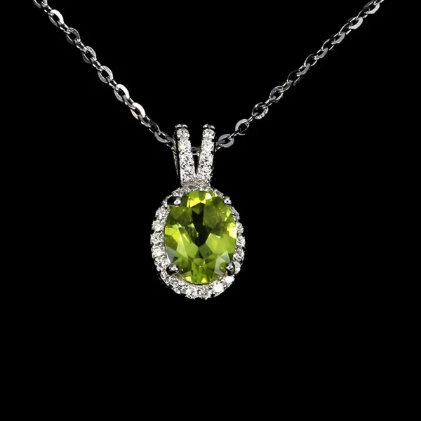 Ezüst medál peridottal, lánccal